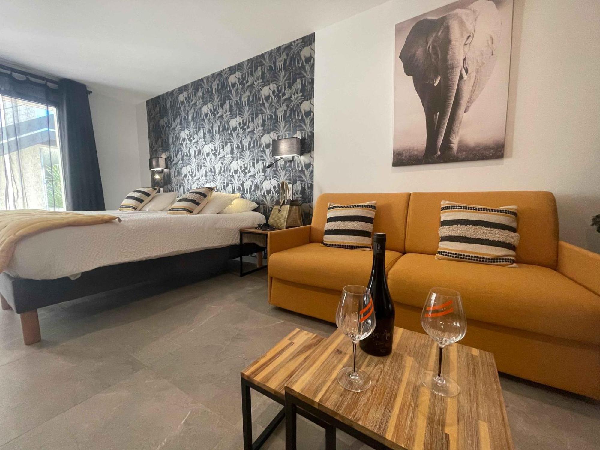 Отель Les Loges Du Luberon Coustellet Экстерьер фото