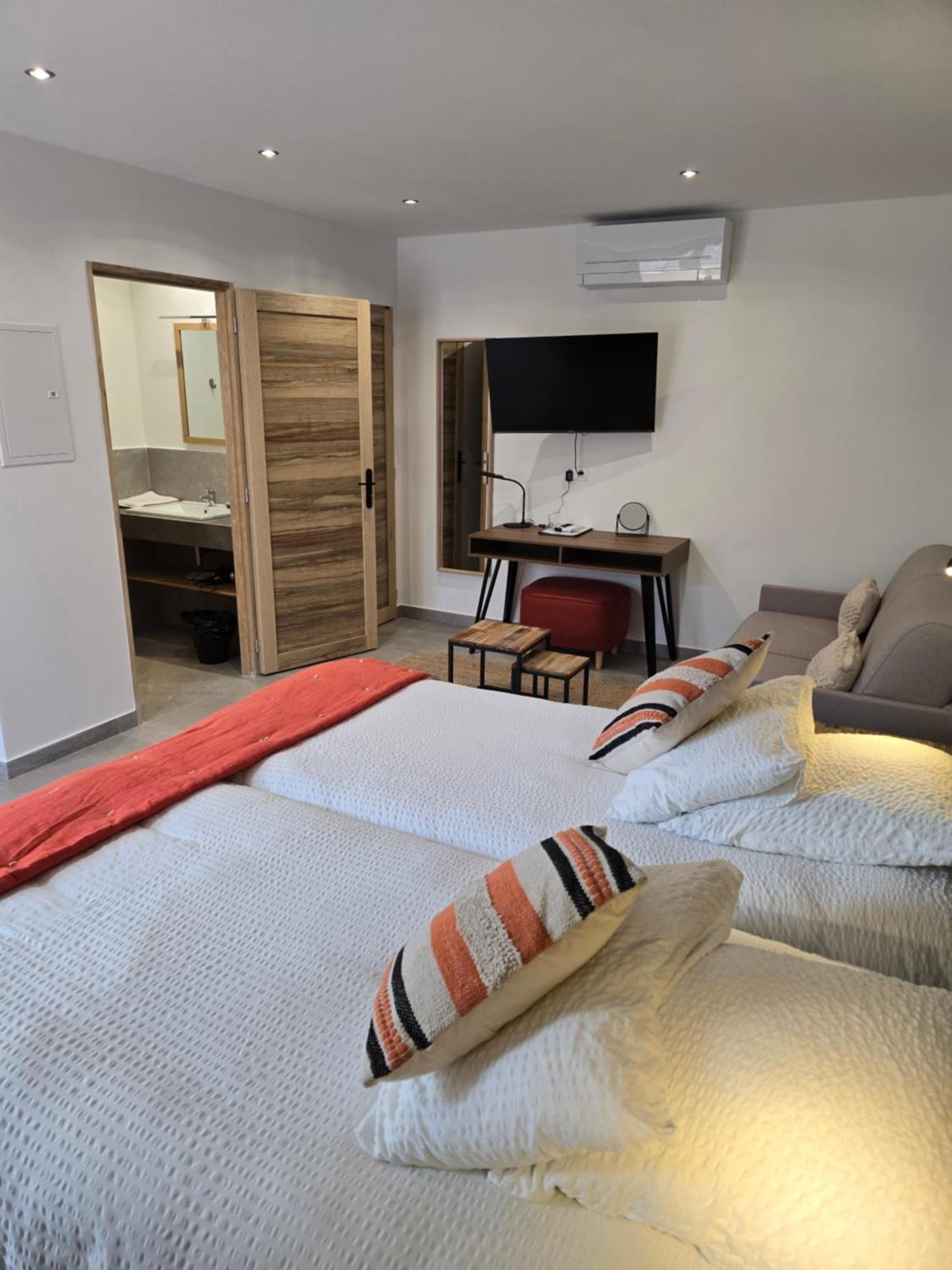Отель Les Loges Du Luberon Coustellet Экстерьер фото