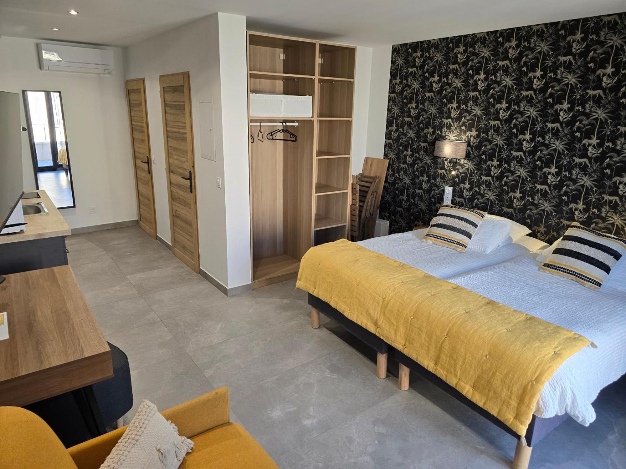 Отель Les Loges Du Luberon Coustellet Экстерьер фото