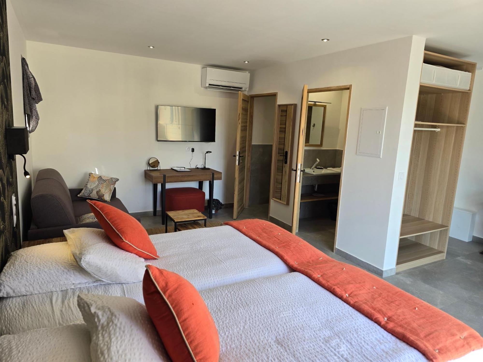Отель Les Loges Du Luberon Coustellet Экстерьер фото