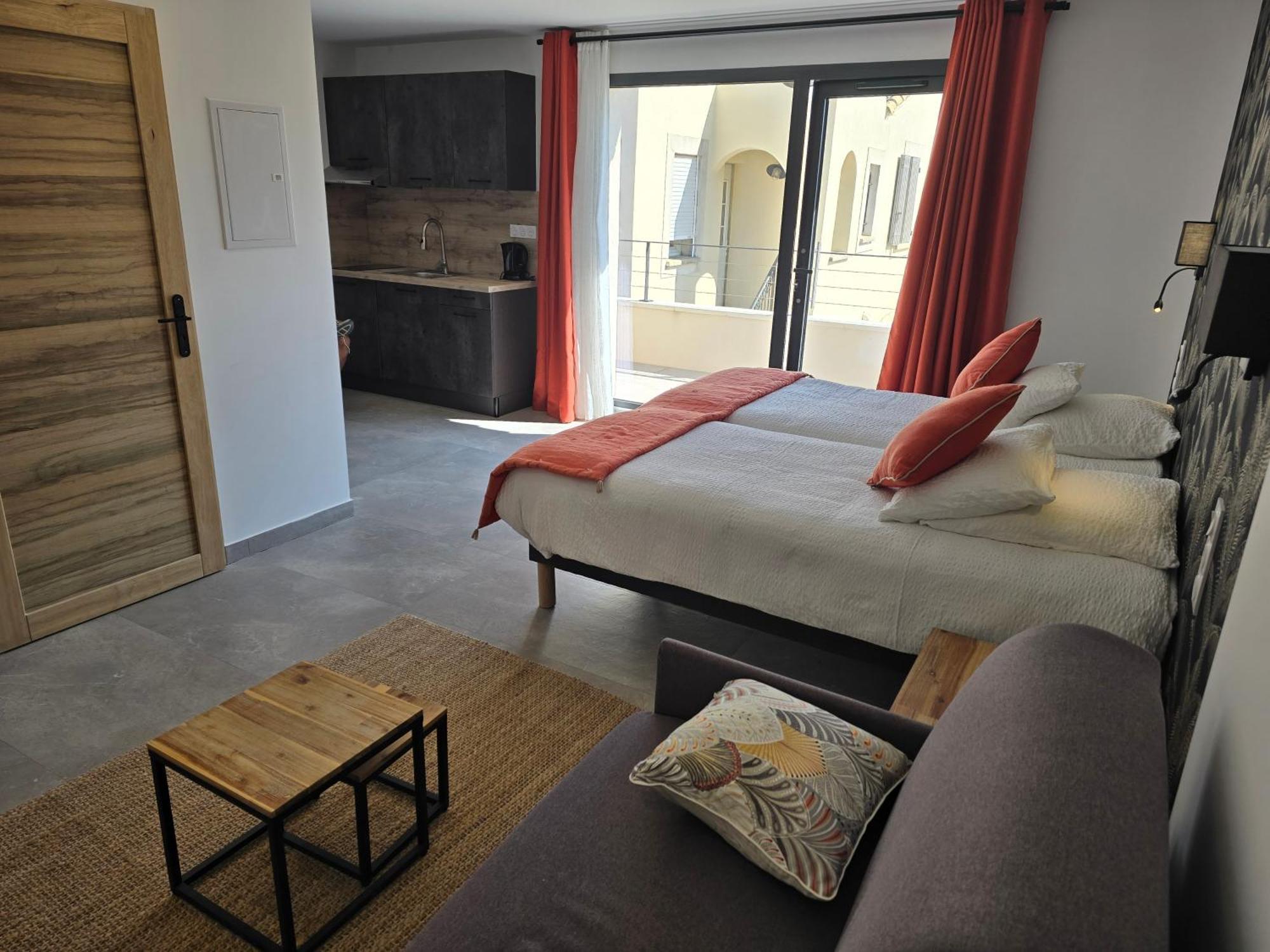 Отель Les Loges Du Luberon Coustellet Экстерьер фото