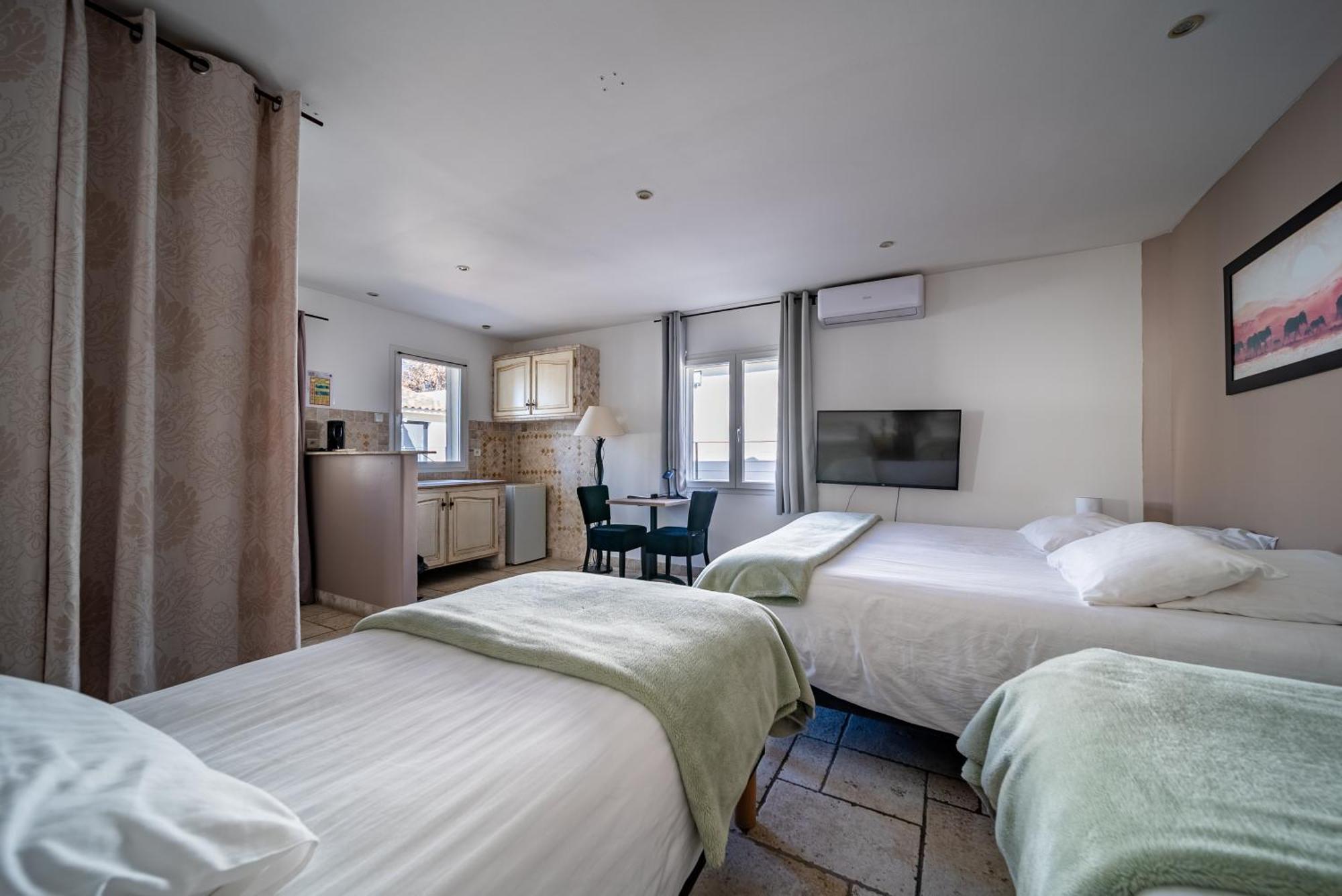 Отель Les Loges Du Luberon Coustellet Экстерьер фото