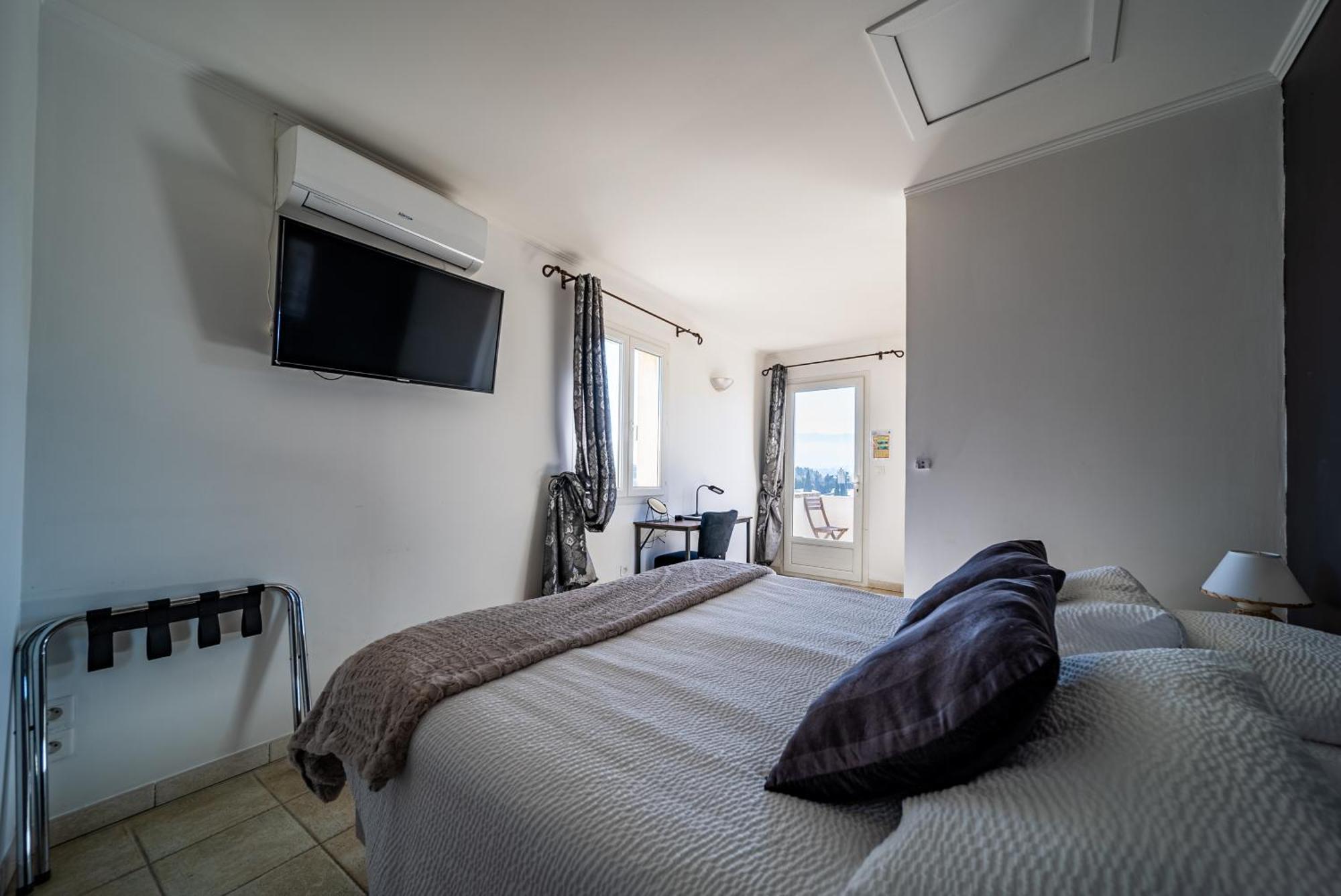 Отель Les Loges Du Luberon Coustellet Экстерьер фото