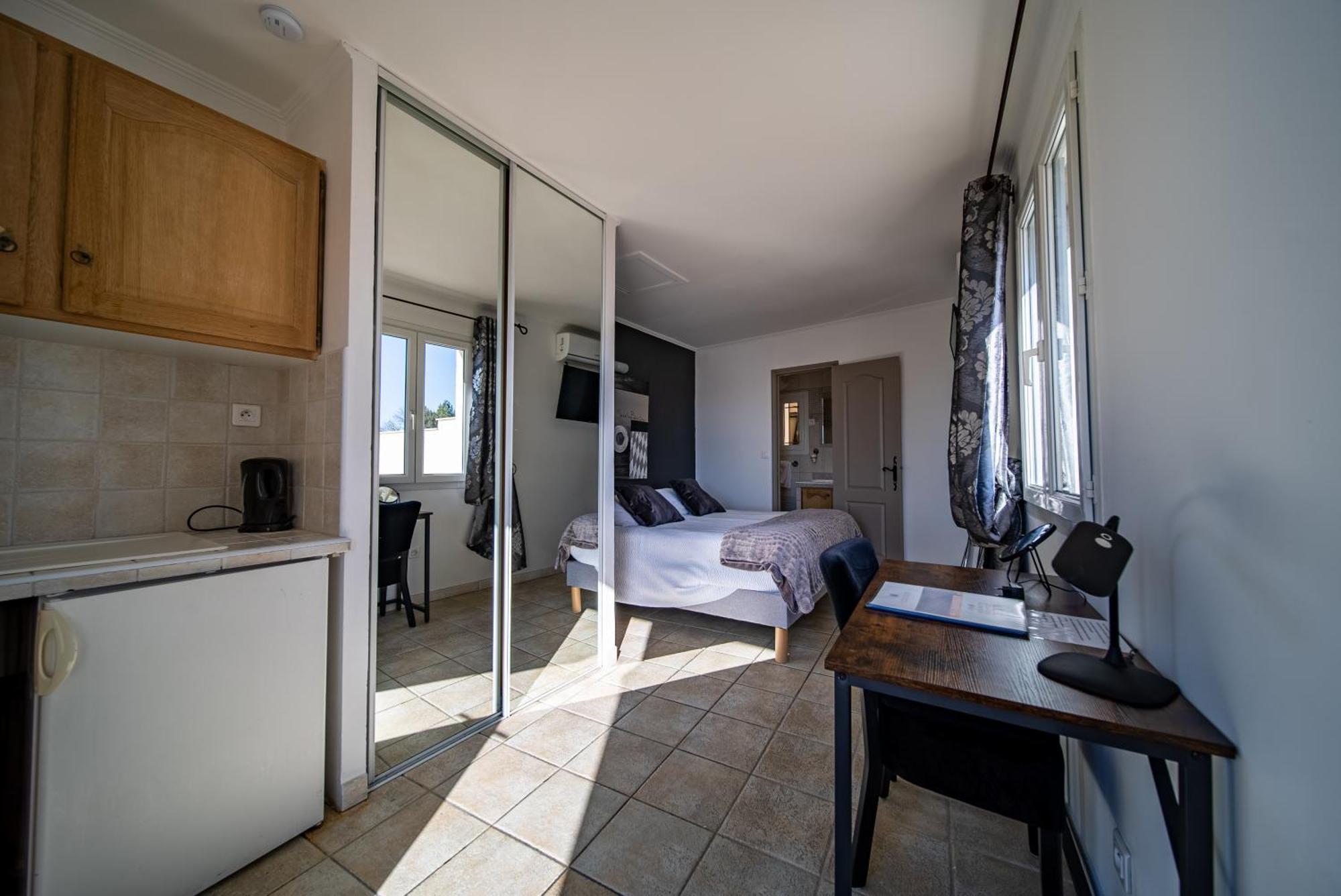 Отель Les Loges Du Luberon Coustellet Экстерьер фото