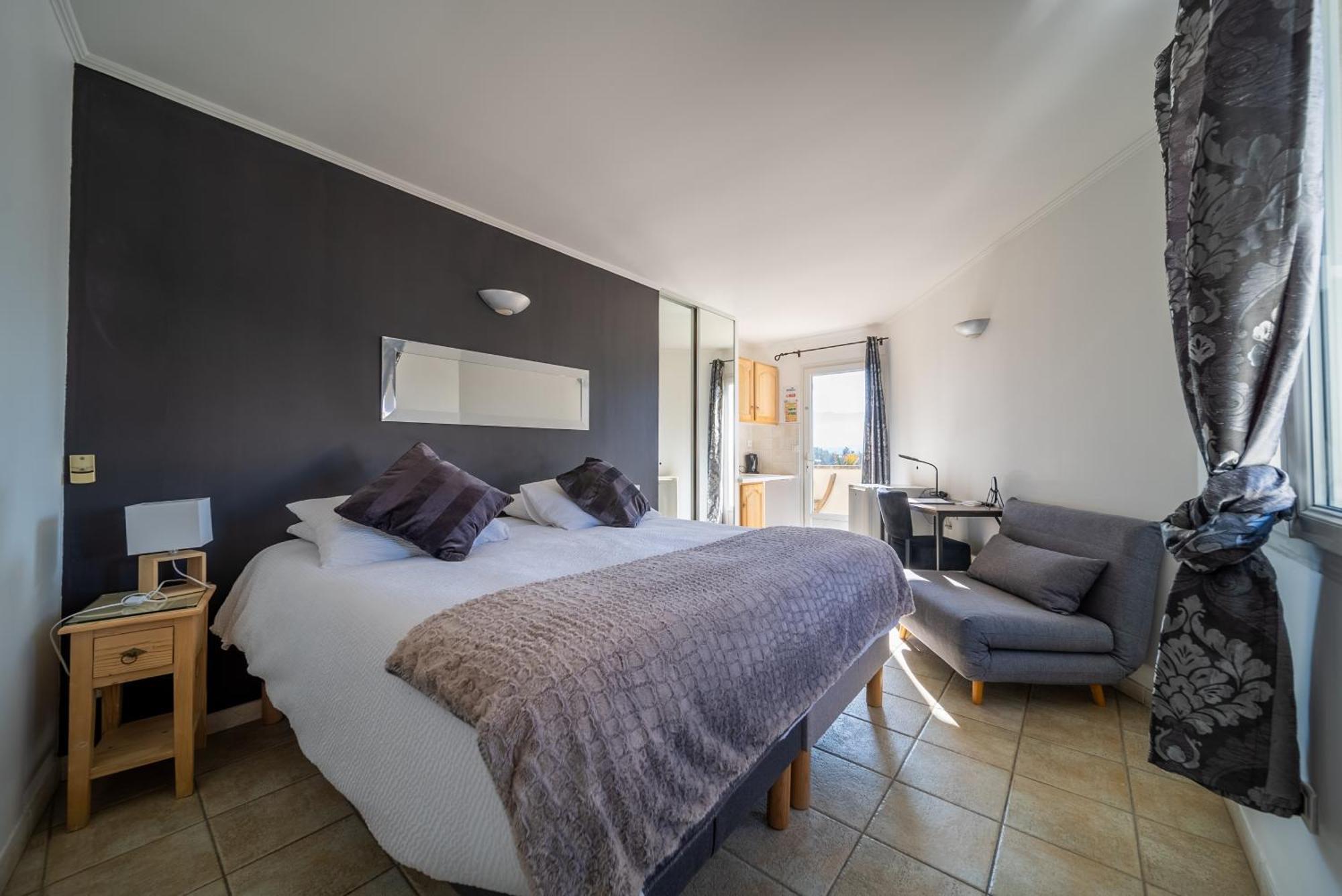 Отель Les Loges Du Luberon Coustellet Экстерьер фото