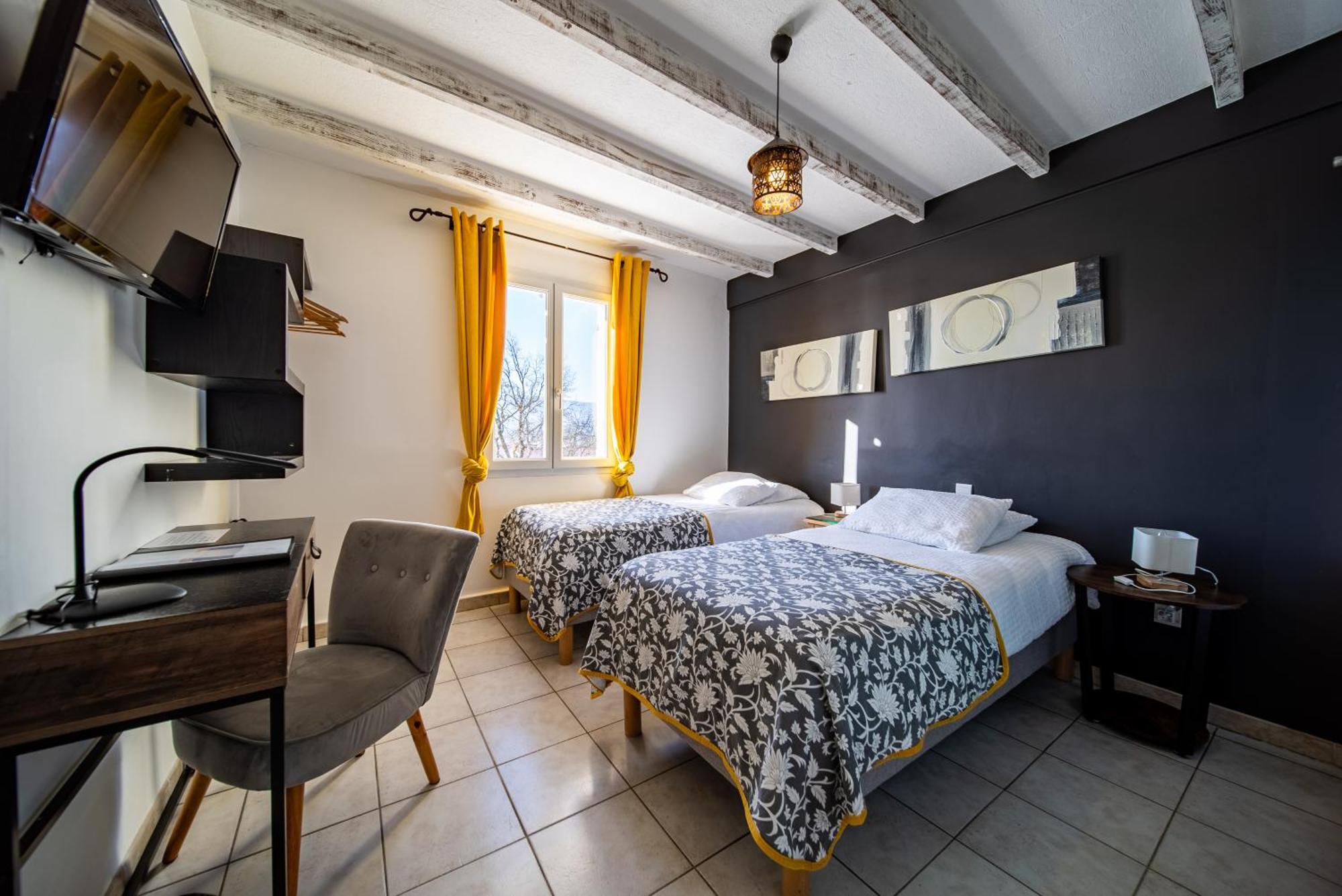 Отель Les Loges Du Luberon Coustellet Экстерьер фото
